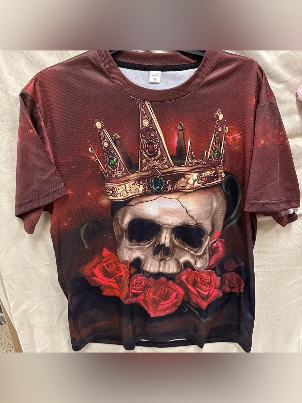 Red roses and skull with king crown graphic T shirt.